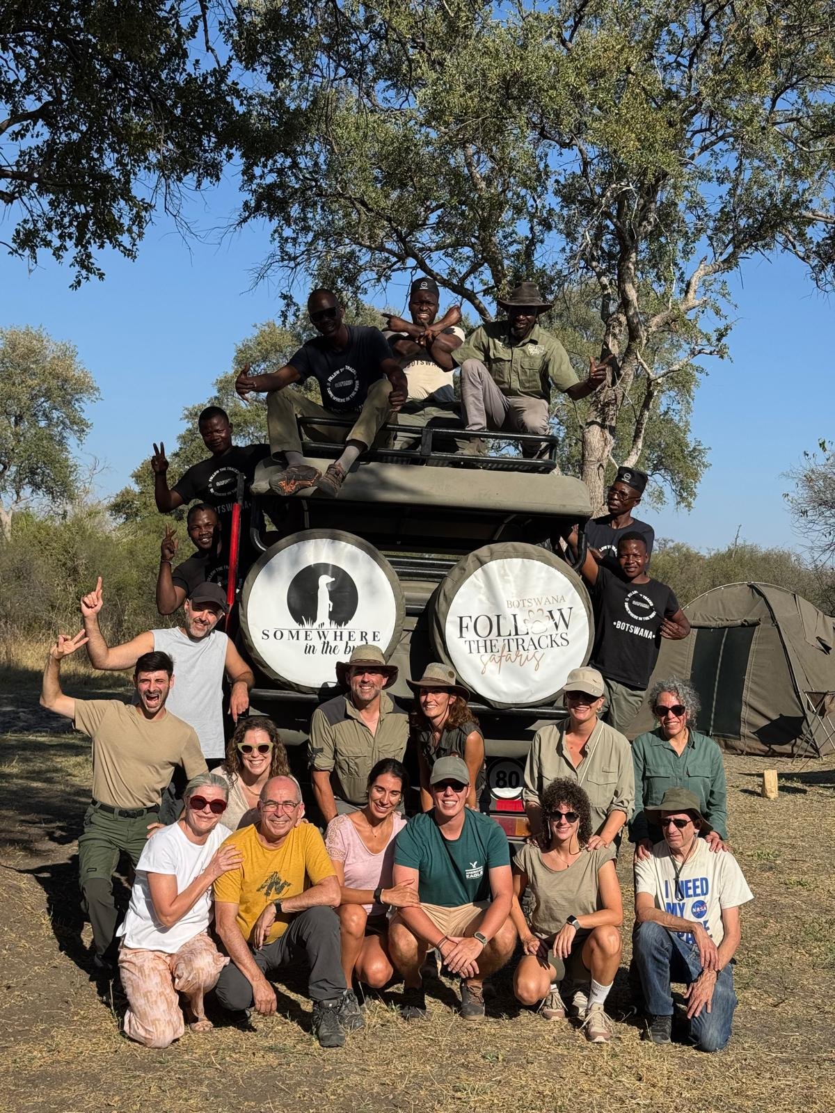 El equipo de Follow the Tracks con su vehículo en Botswana
