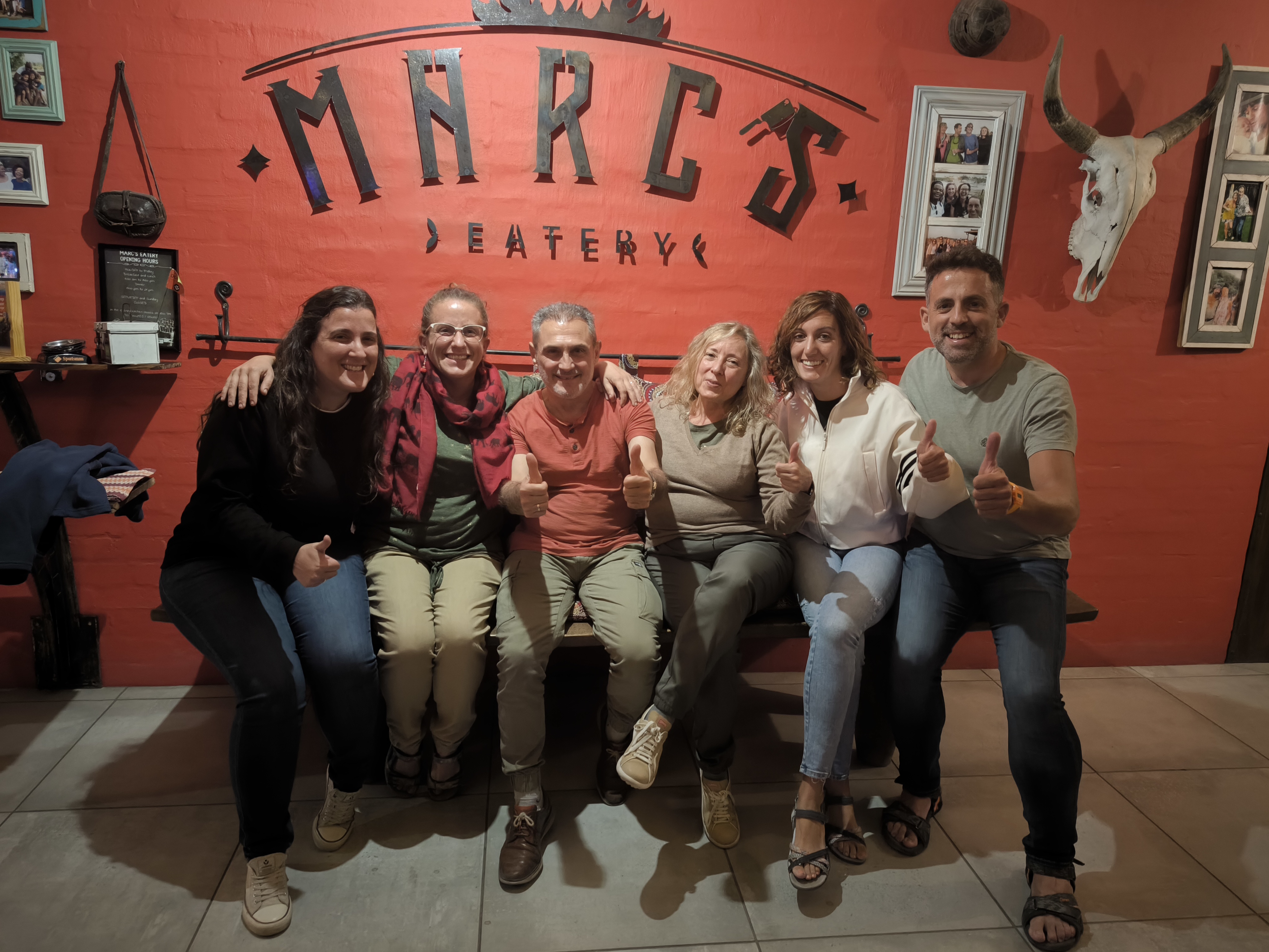 Familia de viajeros en safari en Botswana