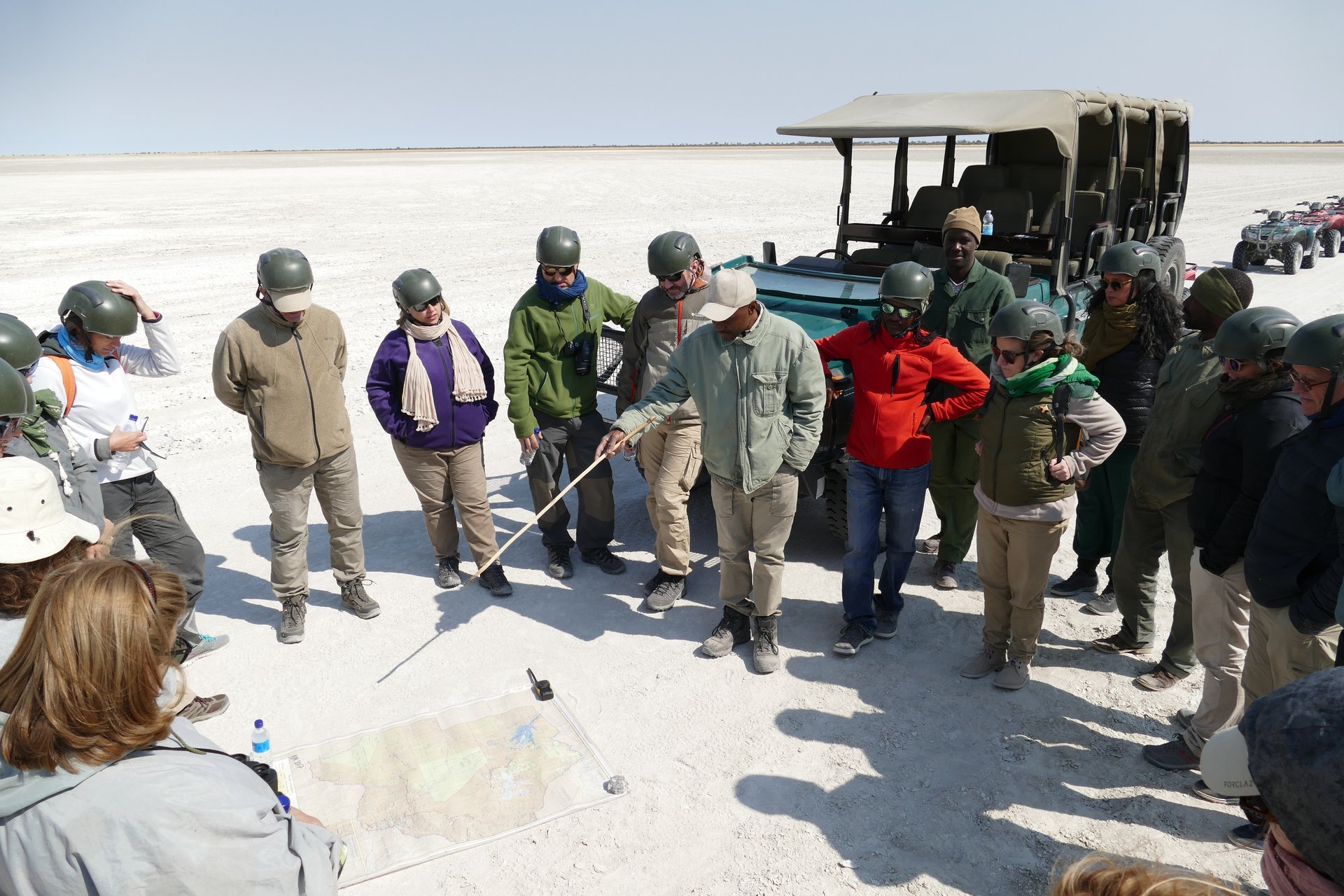 Grupo de viajeros en las Salinas de Makgadikgadi